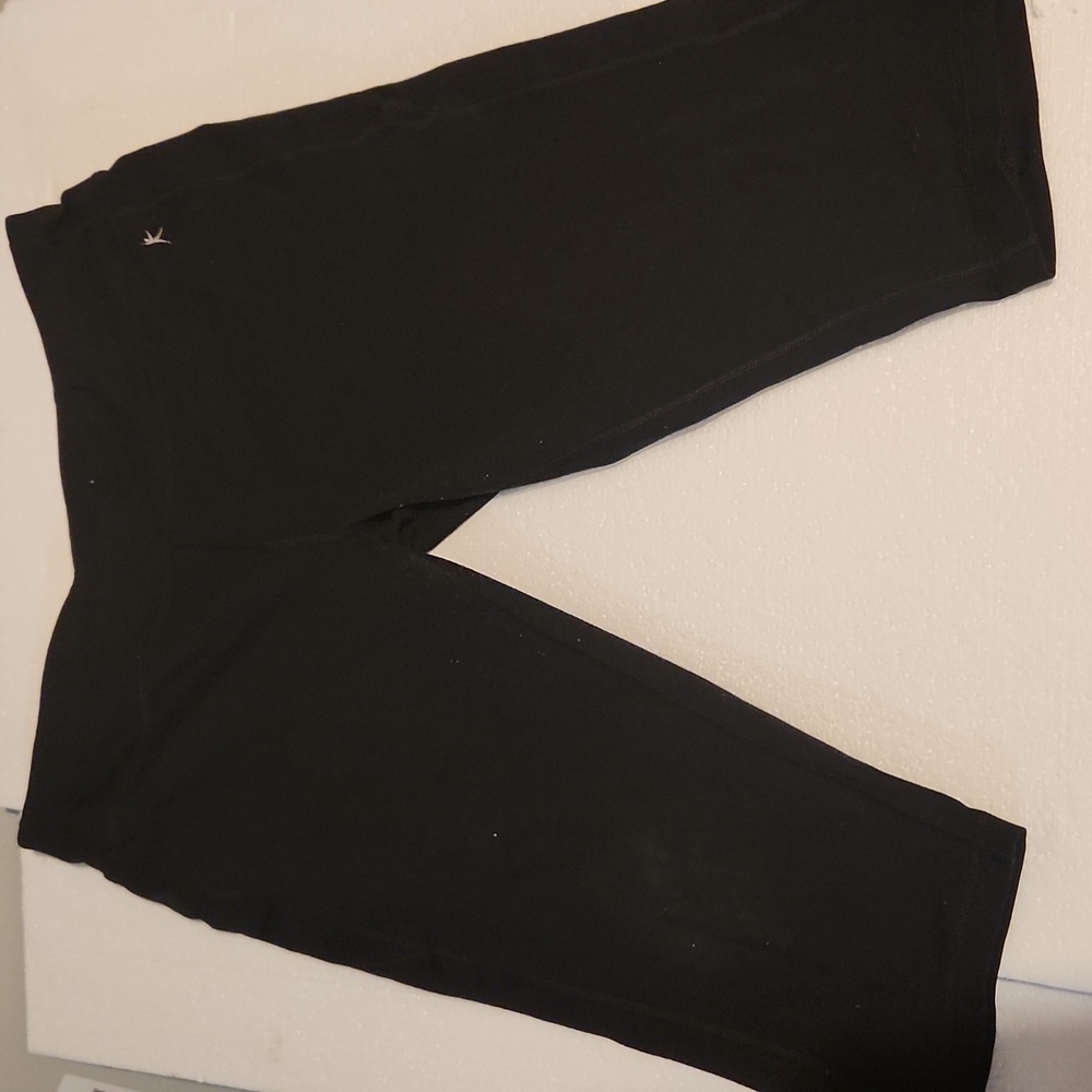 Danskin now black XL 16 to 18 size fit it Capri's.